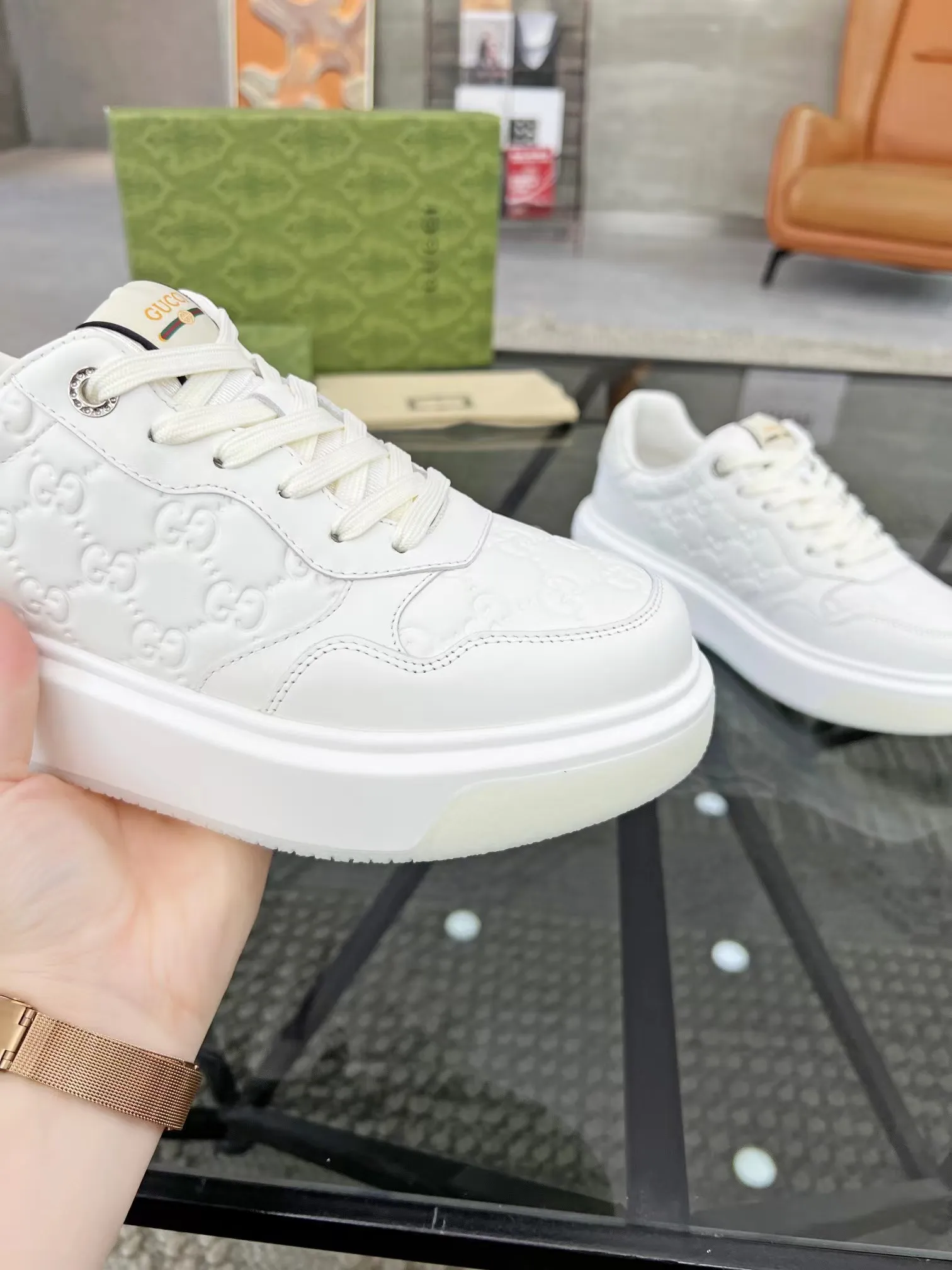 P440 new men's shoes GUCCI [Lightning] latest shoes are shipped. Original quality, fashionable, made of special materials, sheepskin lining, brand new packaging. The foot feels super comfortable and the workmanship is impeccable. Size: Male 38-45.